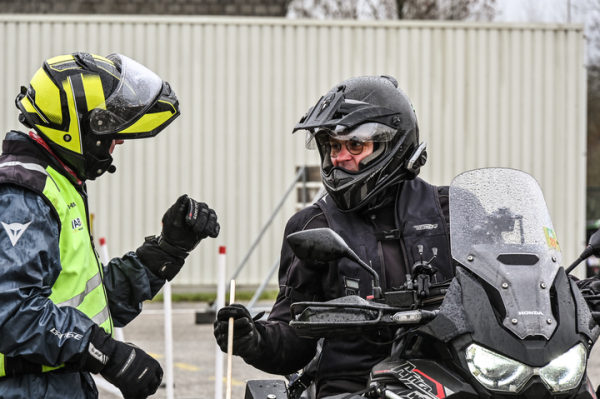 Motorrijlesgever tijdens een Ready to Ride motortraining