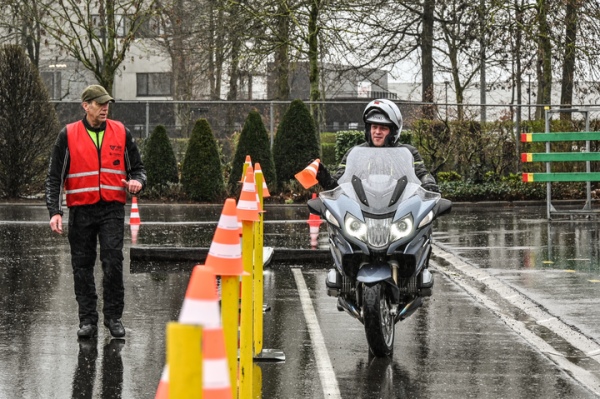 Praktijkoefening tijdens een motortraining Ready to Ride